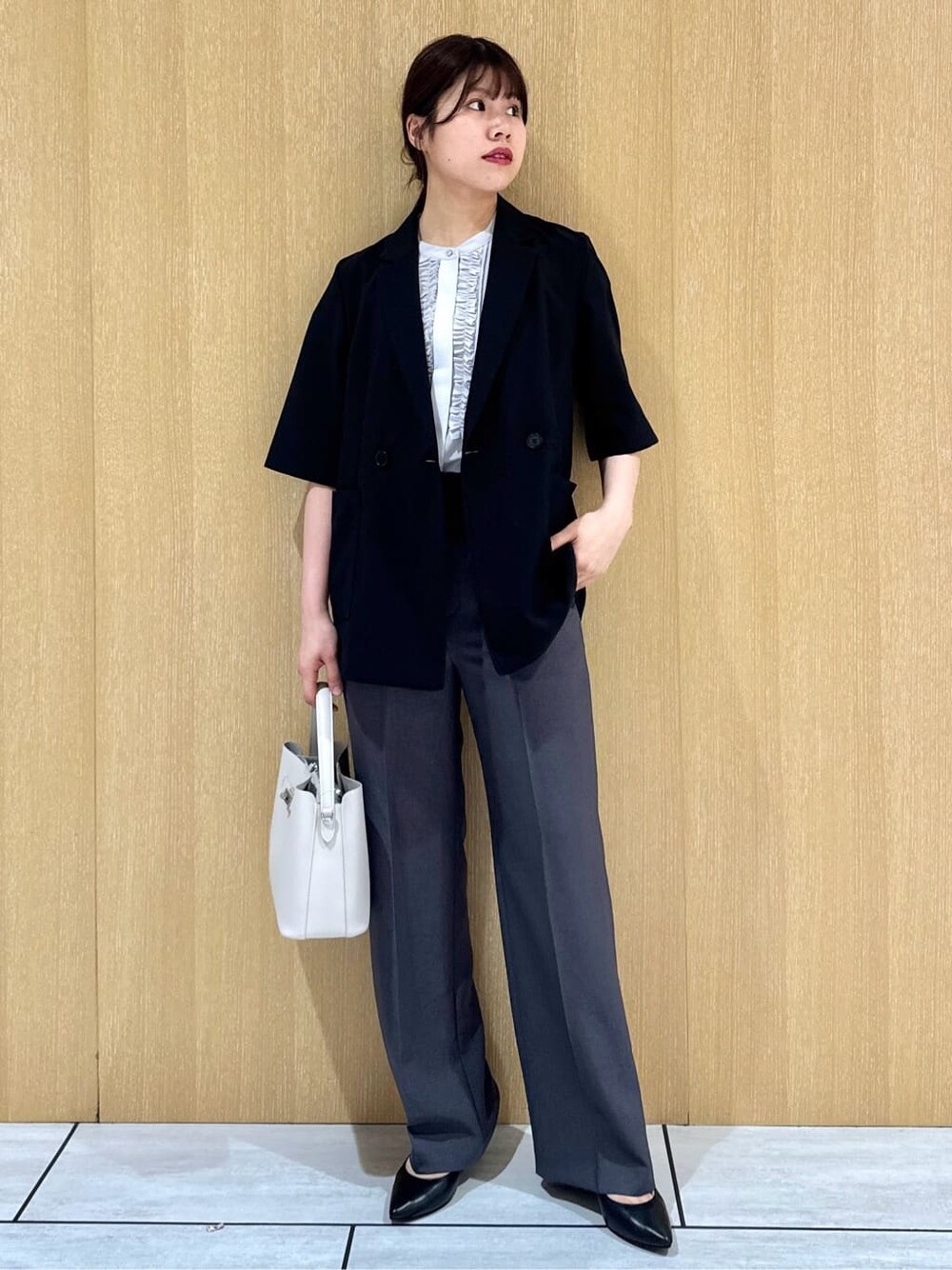 グレー系のシャツ/ブラウス、グレー系のその他パンツ、ブラック系のテーラードジャケットを着用したレディースの夏コーディネートの5枚目の写真
