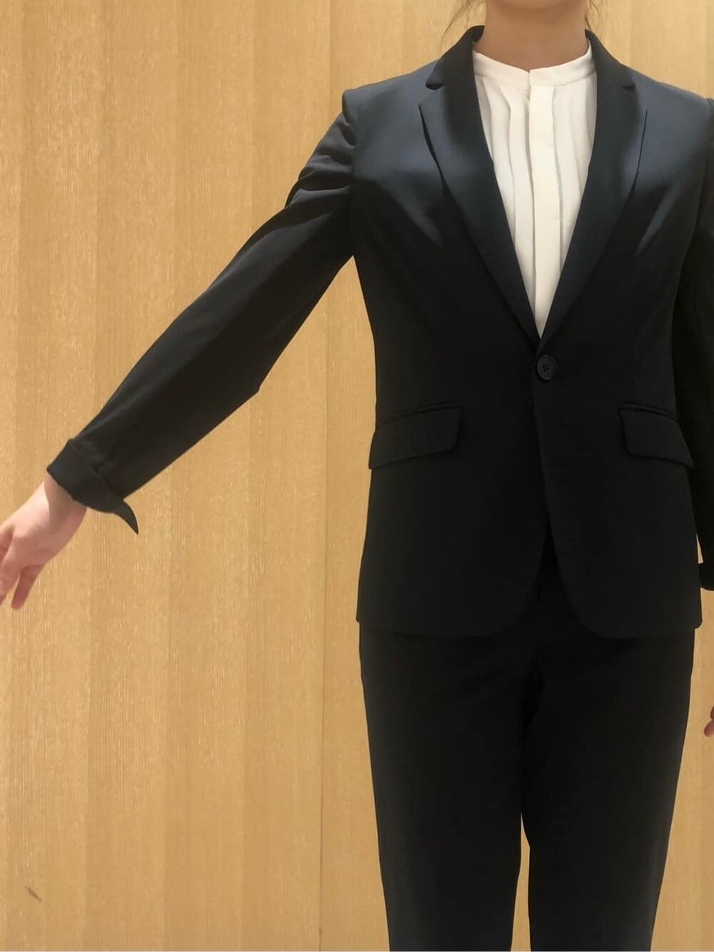 ブラック系のテーラードジャケット、ホワイト系のシャツ/ブラウス、ブルー系のその他パンツを着用したレディースの夏コーディネートの6枚目の写真