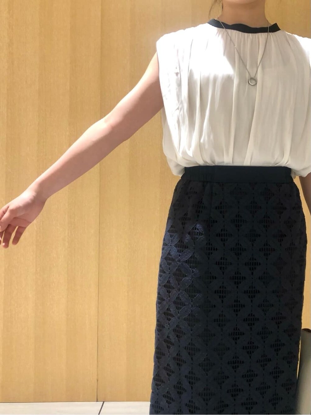 ブルー系のスカートを着用したレディースの夏コーディネートの6枚目の写真