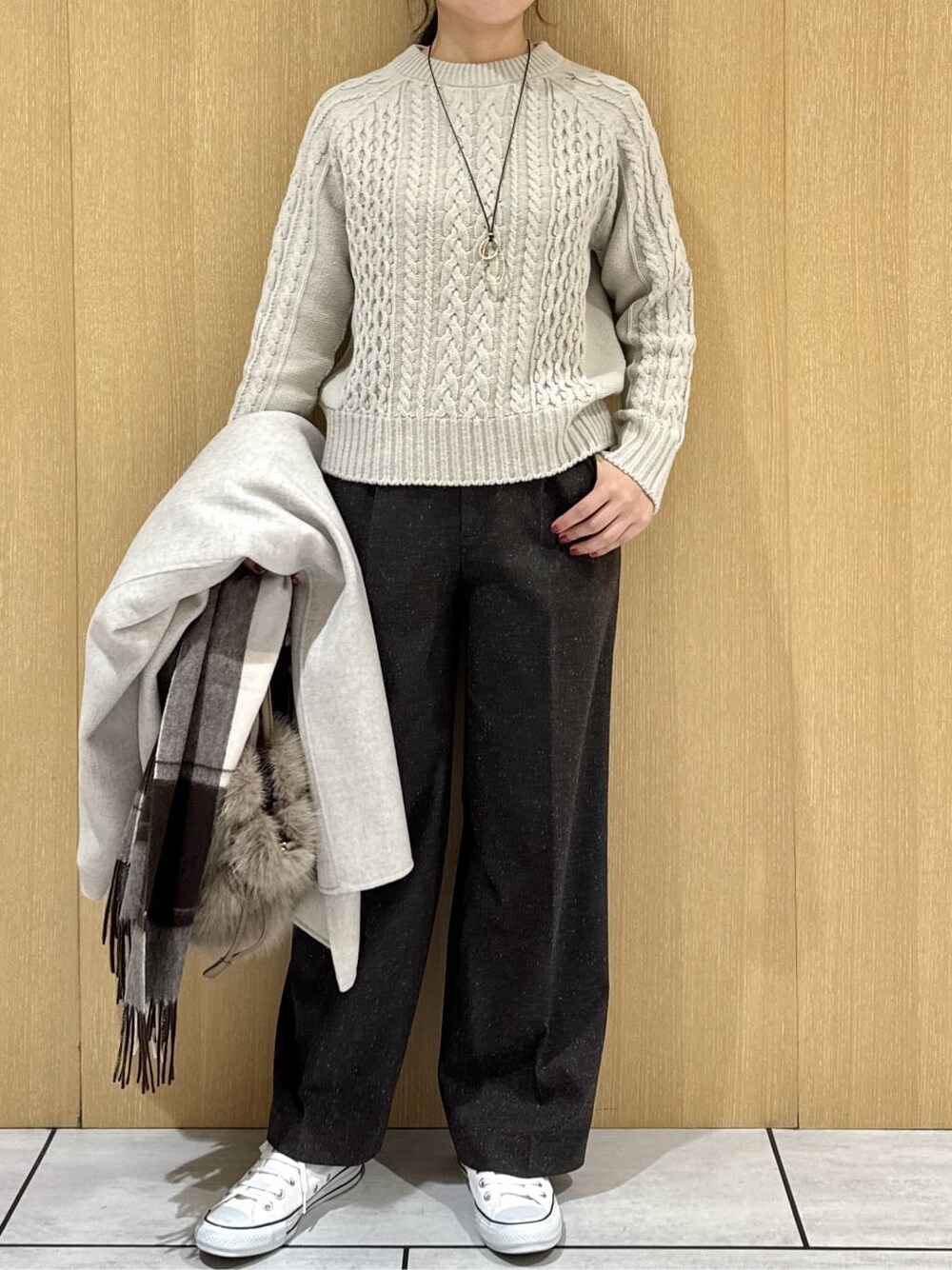 ベージュ系のニット/セーター、ブラウン系のその他パンツ、ベージュ系のチェスターコートを着用したレディースの冬コーディネートの6枚目の写真