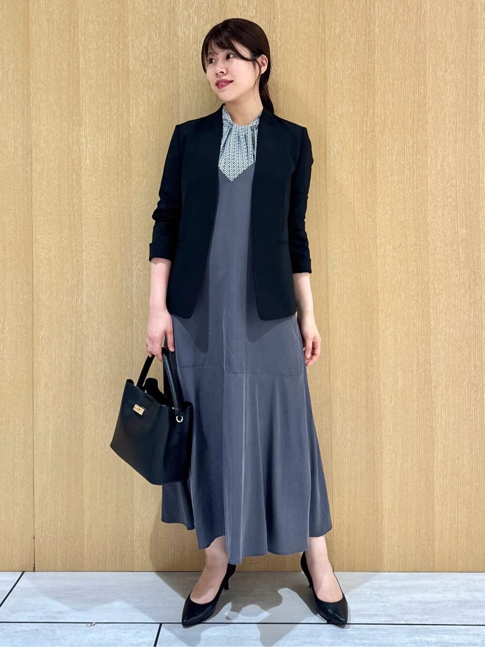 ブラック系のノーカラージャケット、ブルー系のシャツ/ブラウス、グレー系のワンピースを着用したレディースの夏コーディネートの6枚目の写真