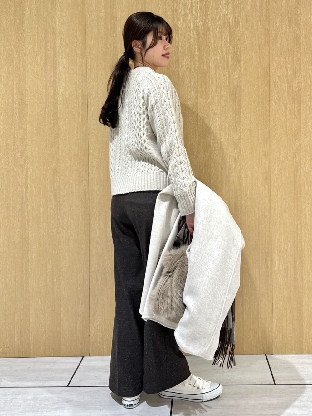 ベージュ系のニット/セーター、ブラウン系のその他パンツ、ベージュ系のチェスターコートを着用したレディースの冬コーディネートの4枚目の写真