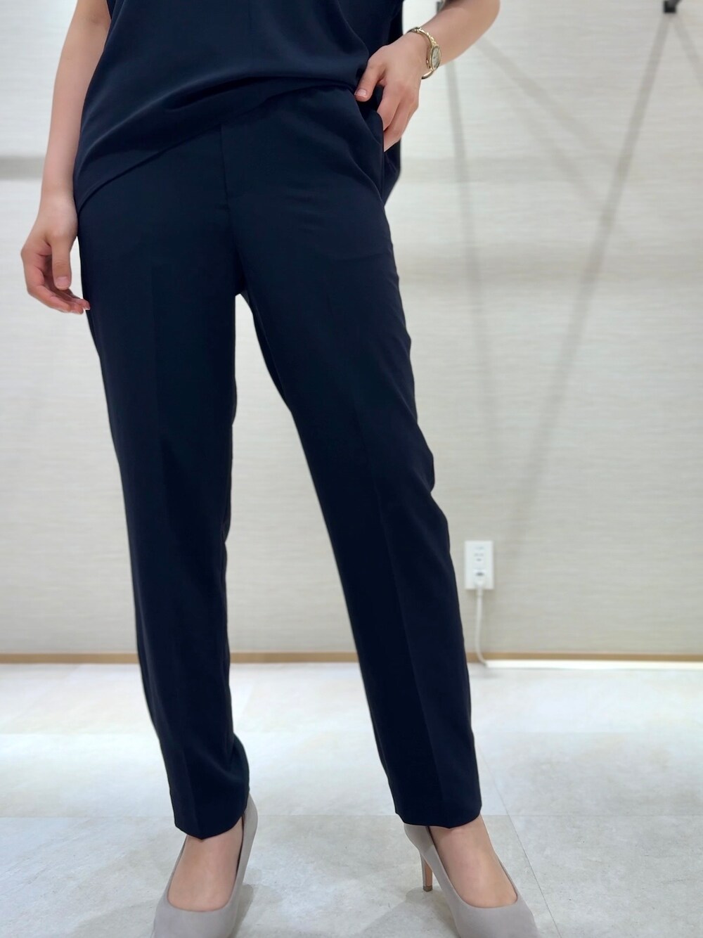 ブルー系のシャツ/ブラウス、ブルー系のその他パンツ、ベージュ系のテーラードジャケットを着用したレディースの夏コーディネートの3枚目の写真