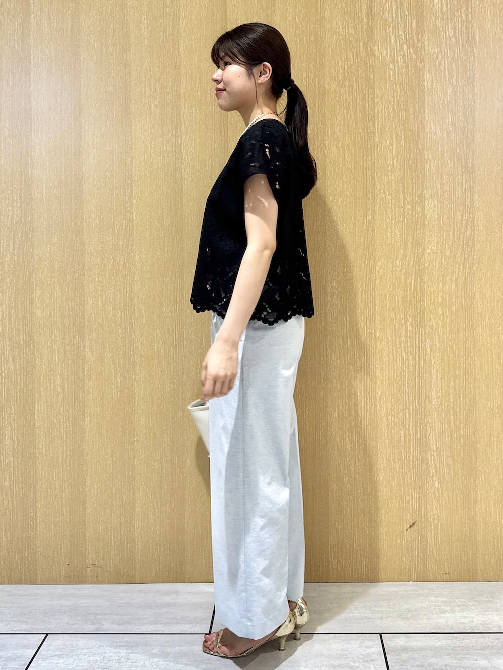 ブラック系のシャツ/ブラウス、グレー系のその他パンツ、ブラウン系のカーディガン/ボレロを着用したレディースの秋コーディネートの3枚目の写真