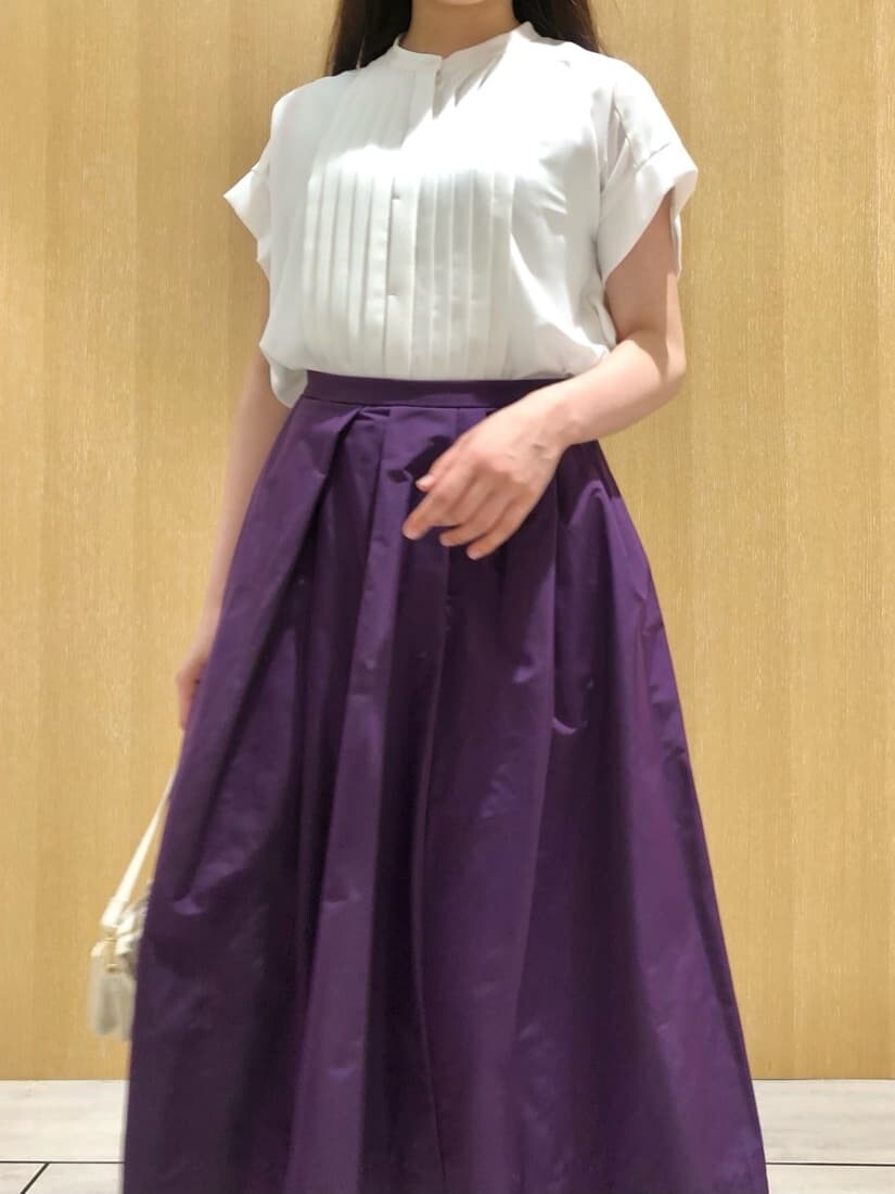 ホワイト系のシャツ/ブラウスを着用したレディースの夏コーディネートの6枚目の写真