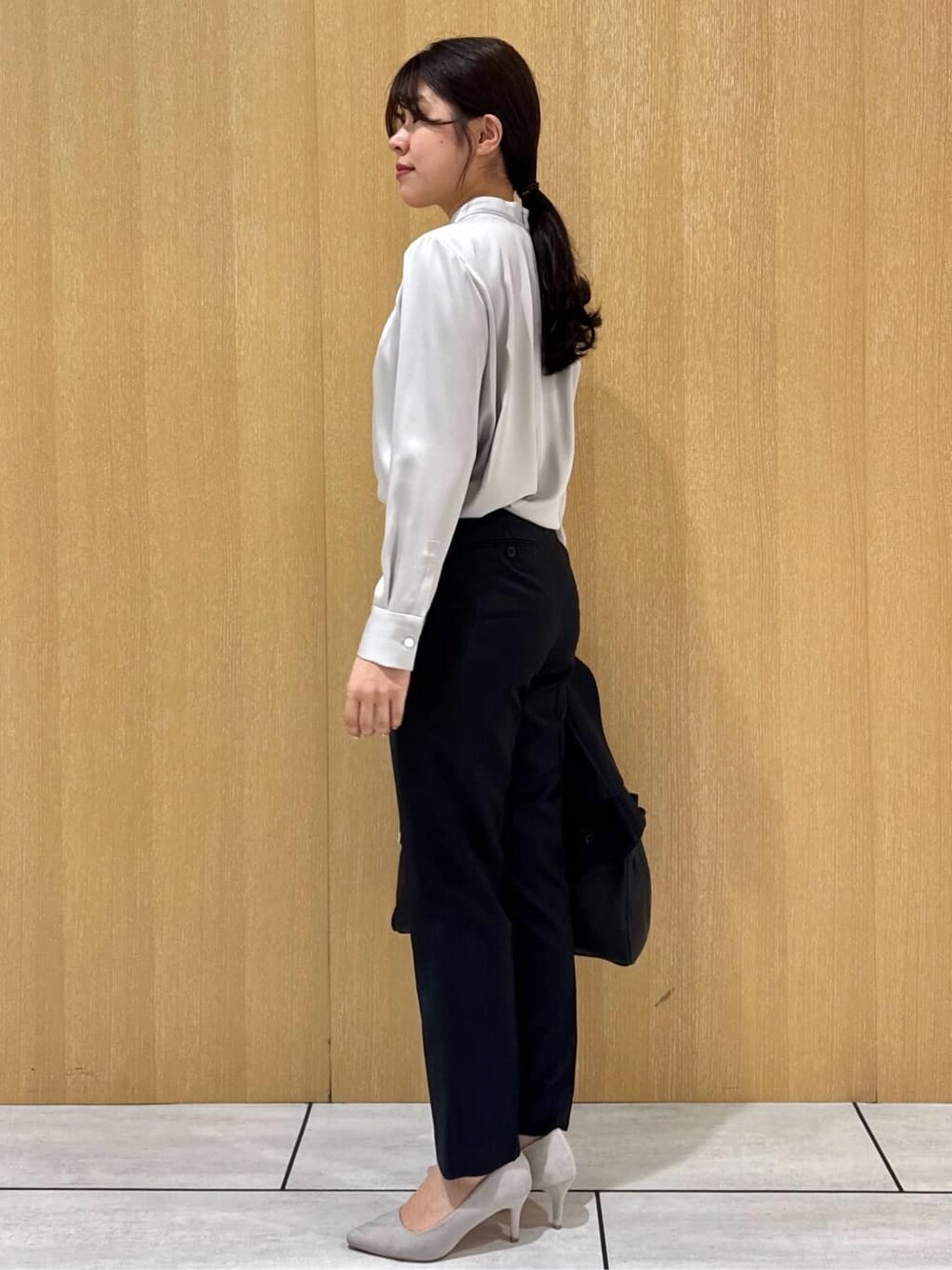 グレー系のシャツ/ブラウス、ブルー系のその他パンツ、ブルー系のテーラードジャケットを着用したレディースの秋コーディネートの2枚目の写真