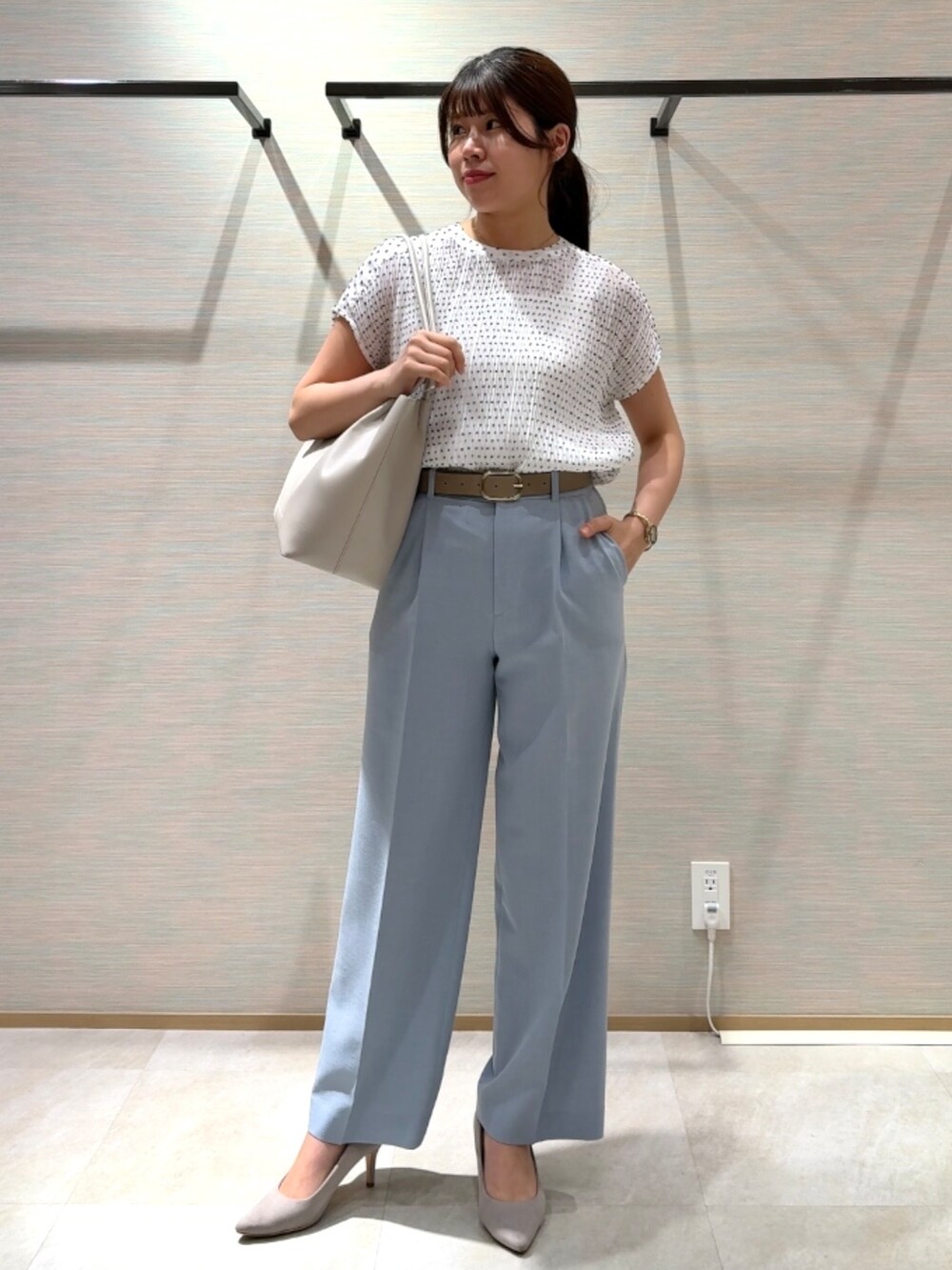 ホワイト系のシャツ/ブラウス、ブルー系のその他パンツ、ホワイト系のタンクトップを着用したレディースの夏コーディネートの6枚目の写真