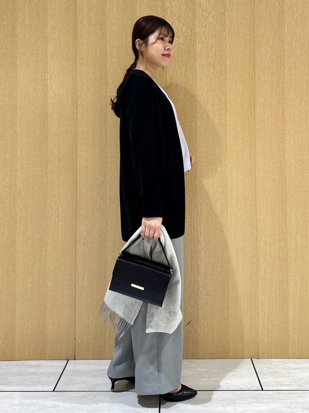 ブラック系のカーディガン/ボレロ、ブルー系のシャツ/ブラウス、グレー系のその他パンツを着用したレディースの冬コーディネートの4枚目の写真