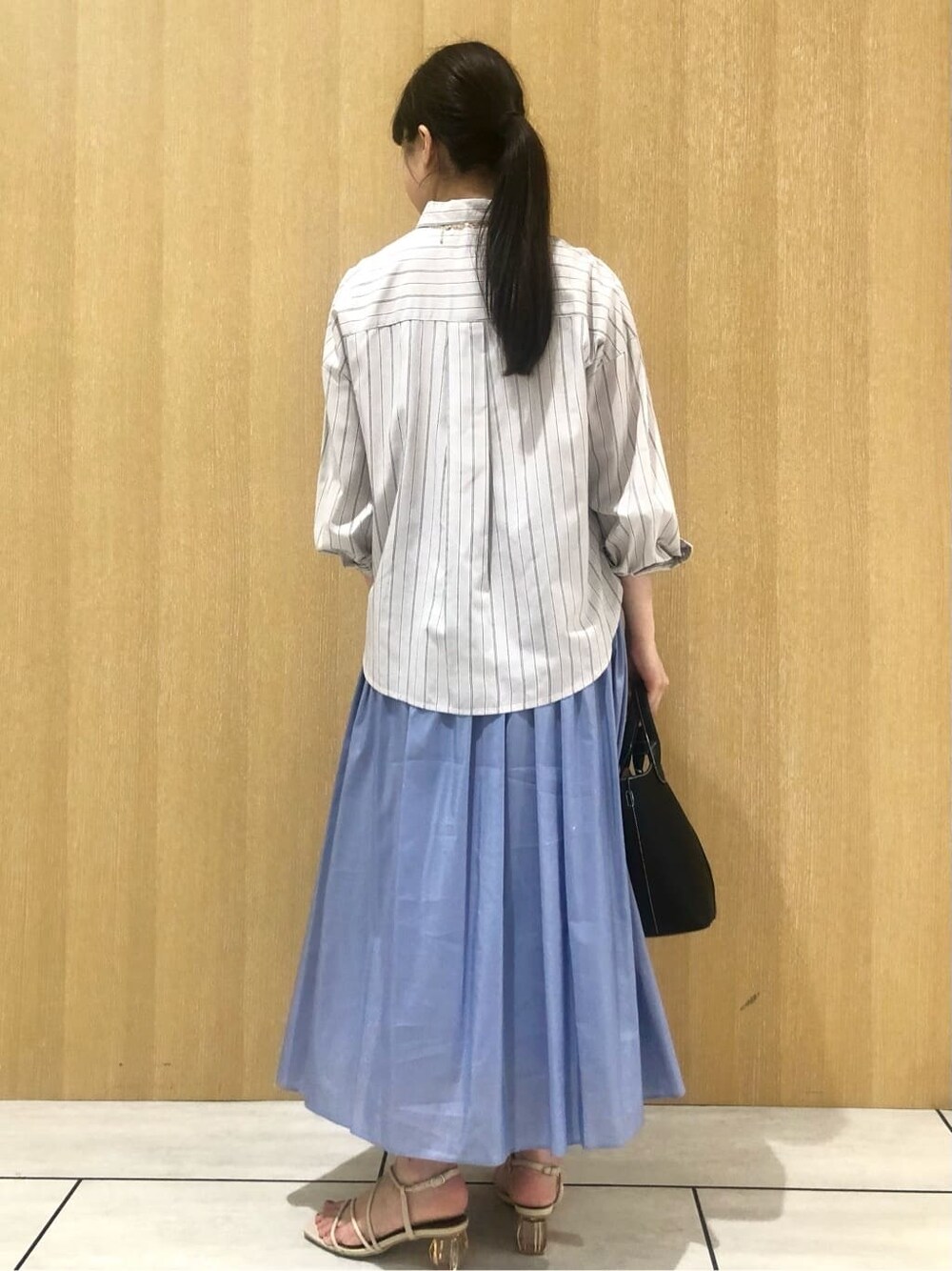 グレー系のシャツ/ブラウスを着用したレディースの夏コーディネートの3枚目の写真