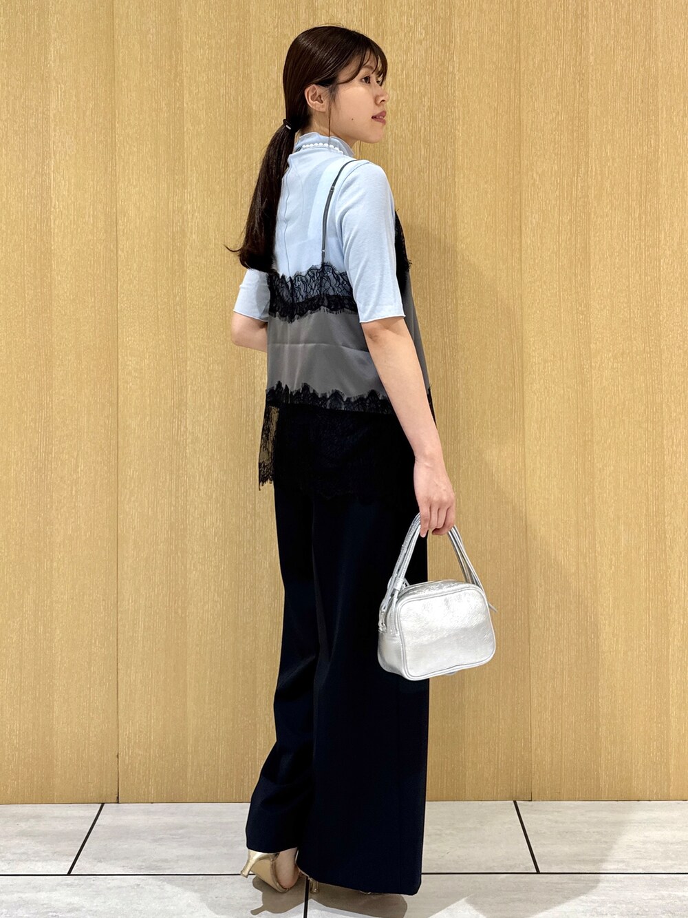 ブルー系のTシャツ/カットソー、ブラック系のその他パンツを着用したレディースの夏コーディネートの5枚目の写真