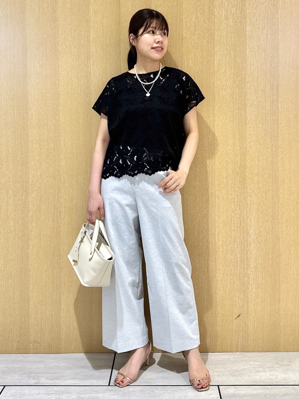 ブラック系のシャツ/ブラウス、グレー系のその他パンツ、ブラウン系のカーディガン/ボレロを着用したレディースの秋コーディネートの2枚目の写真