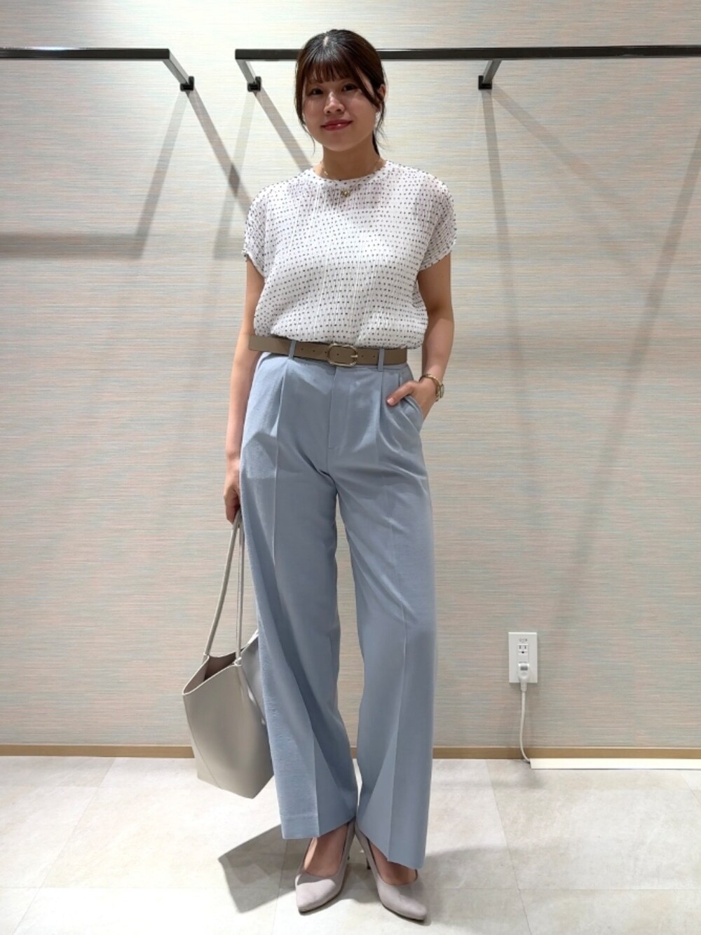 ホワイト系のシャツ/ブラウス、ブルー系のその他パンツ、ホワイト系のタンクトップを着用したレディースの夏コーディネートの7枚目の写真