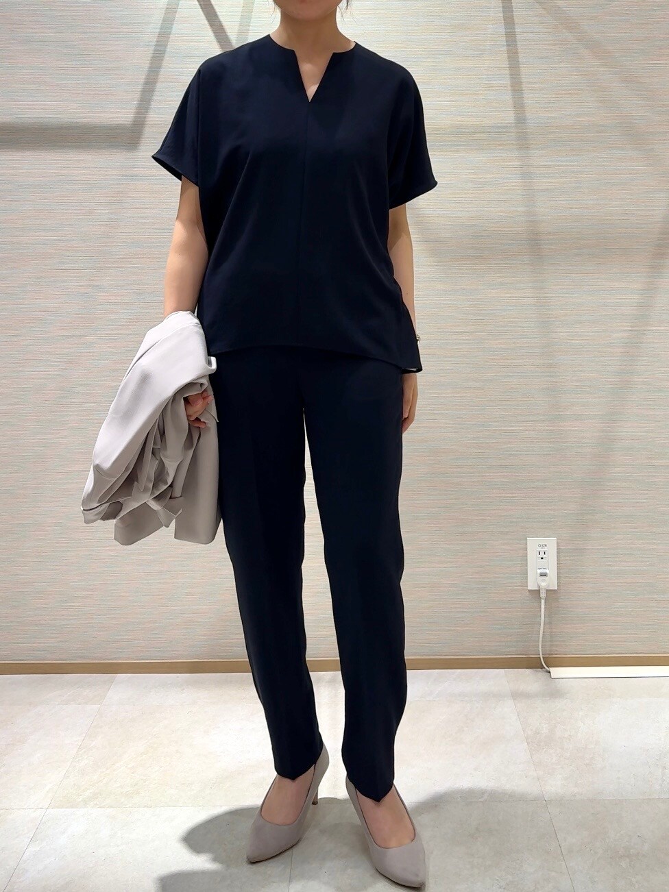 ブルー系のシャツ/ブラウス、ブルー系のその他パンツ、ベージュ系のテーラードジャケットを着用したレディースの夏コーディネートの5枚目の写真