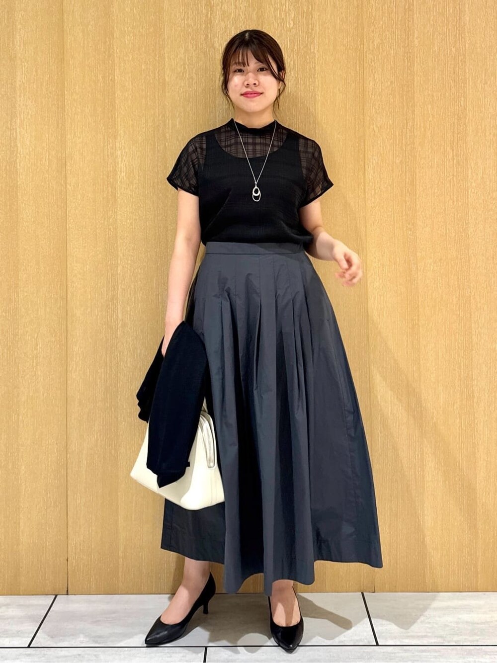 ブラック系のシャツ/ブラウス、グレー系のスカート、ブラック系のカーディガン/ボレロを着用したレディースの秋コーディネートの8枚目の写真