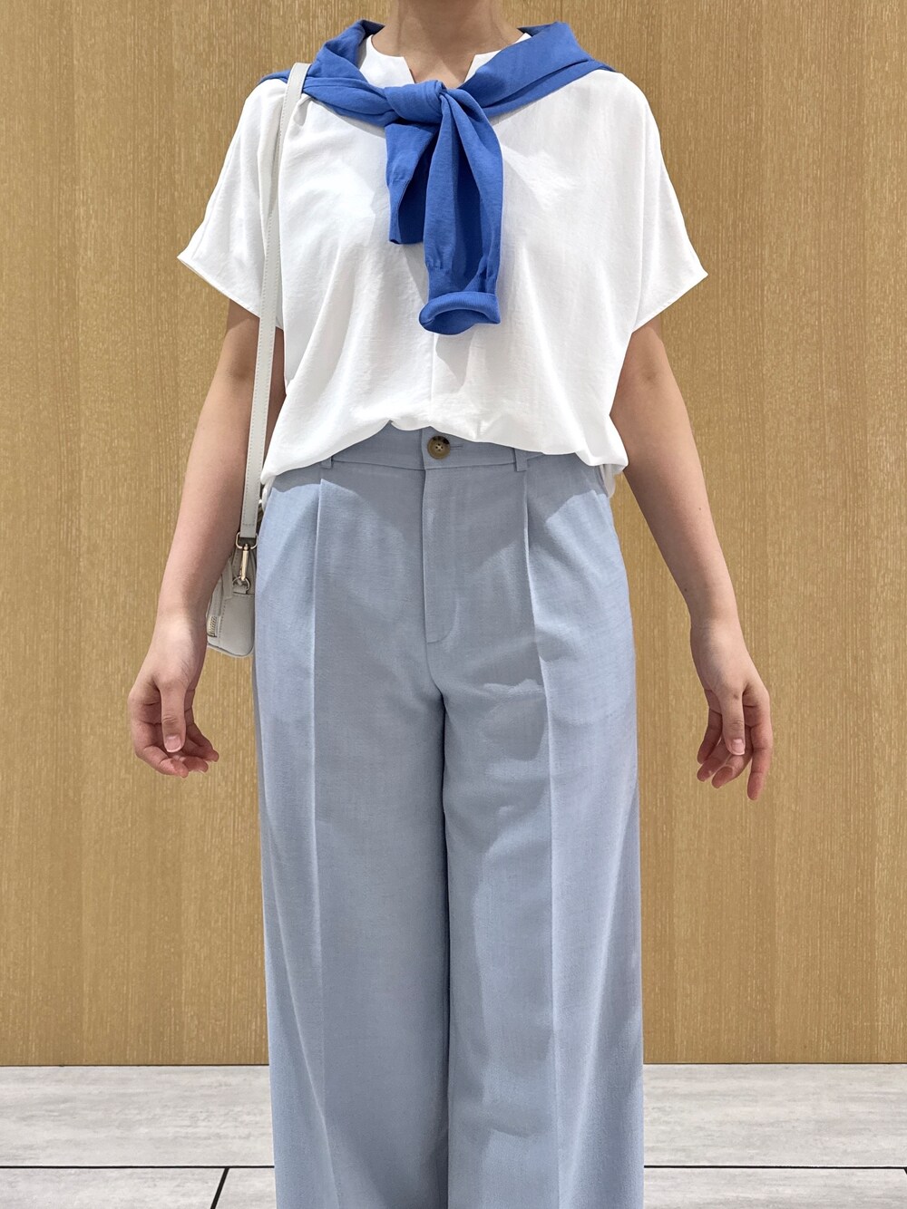 ブルー系のその他パンツ、ホワイト系のシャツ/ブラウス、ブルー系のカーディガン/ボレロを着用したレディースの春コーディネートの4枚目の写真