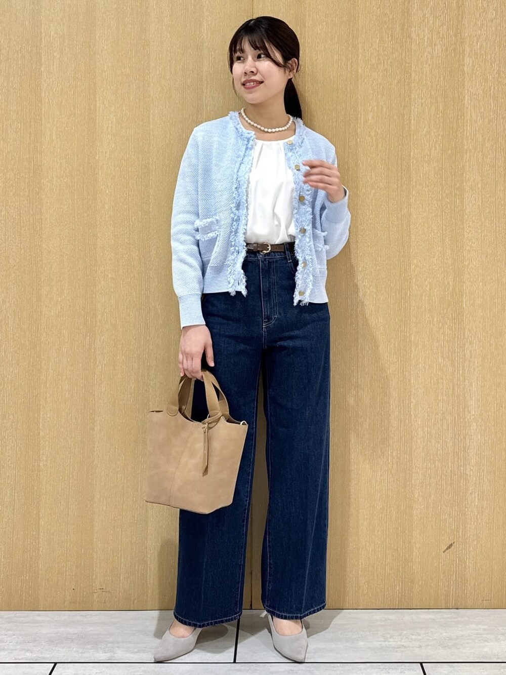 ベージュ系のトートバッグ、ブルー系のデニムパンツ、ホワイト系のシャツ/ブラウスを着用したレディースの春コーディネートの10枚目の写真
