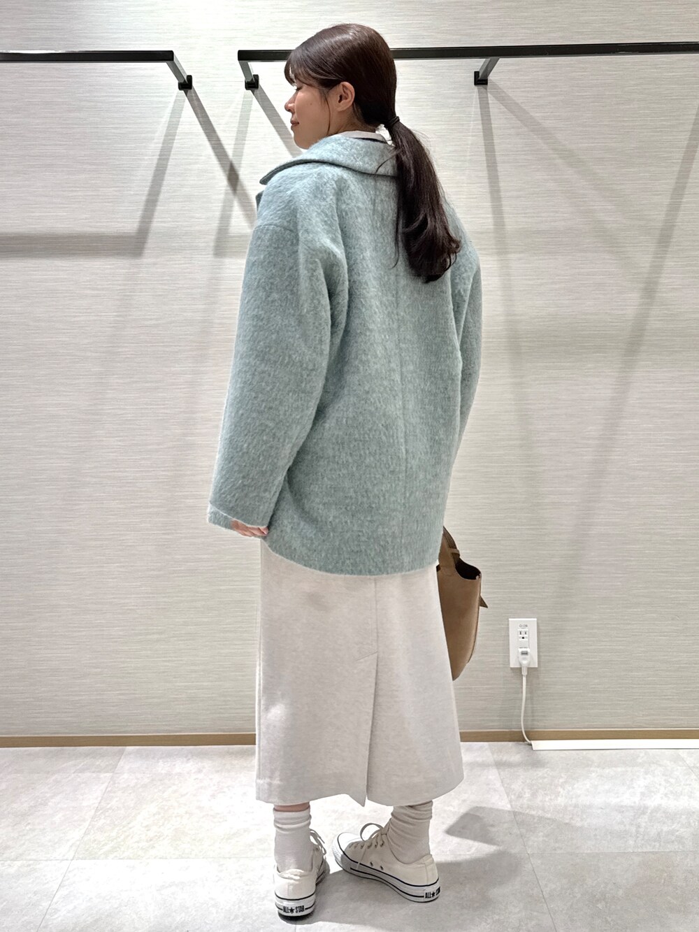 ブルー系のカーディガン/ボレロ、ホワイト系のシャツ/ブラウス、ホワイト系のスカートを着用したレディースの秋コーディネートの10枚目の写真