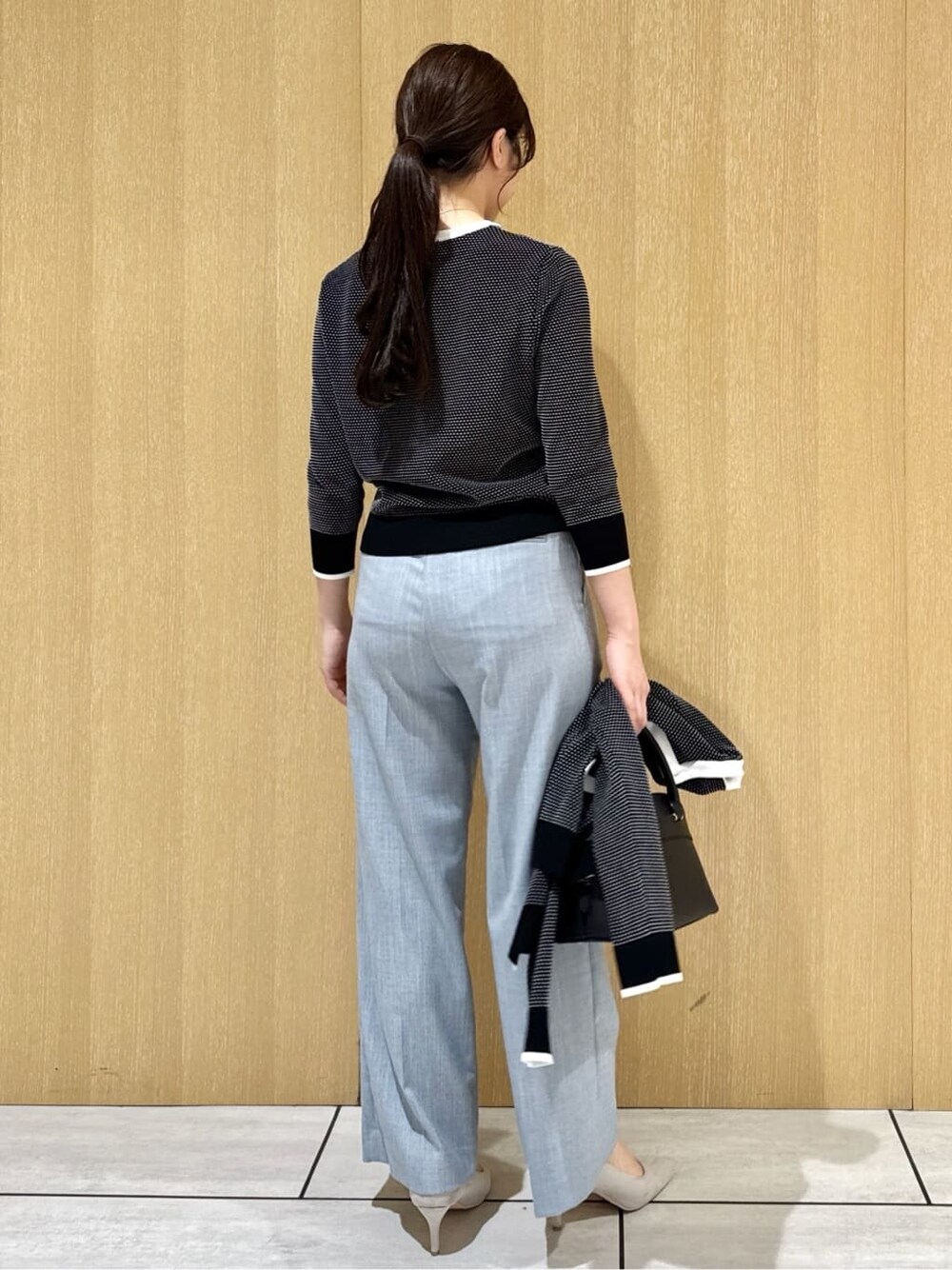 ブラック系のカーディガン/ボレロ、ブラック系のニット/セーター、ブルー系のその他パンツを着用したレディースの春コーディネートの10枚目の写真