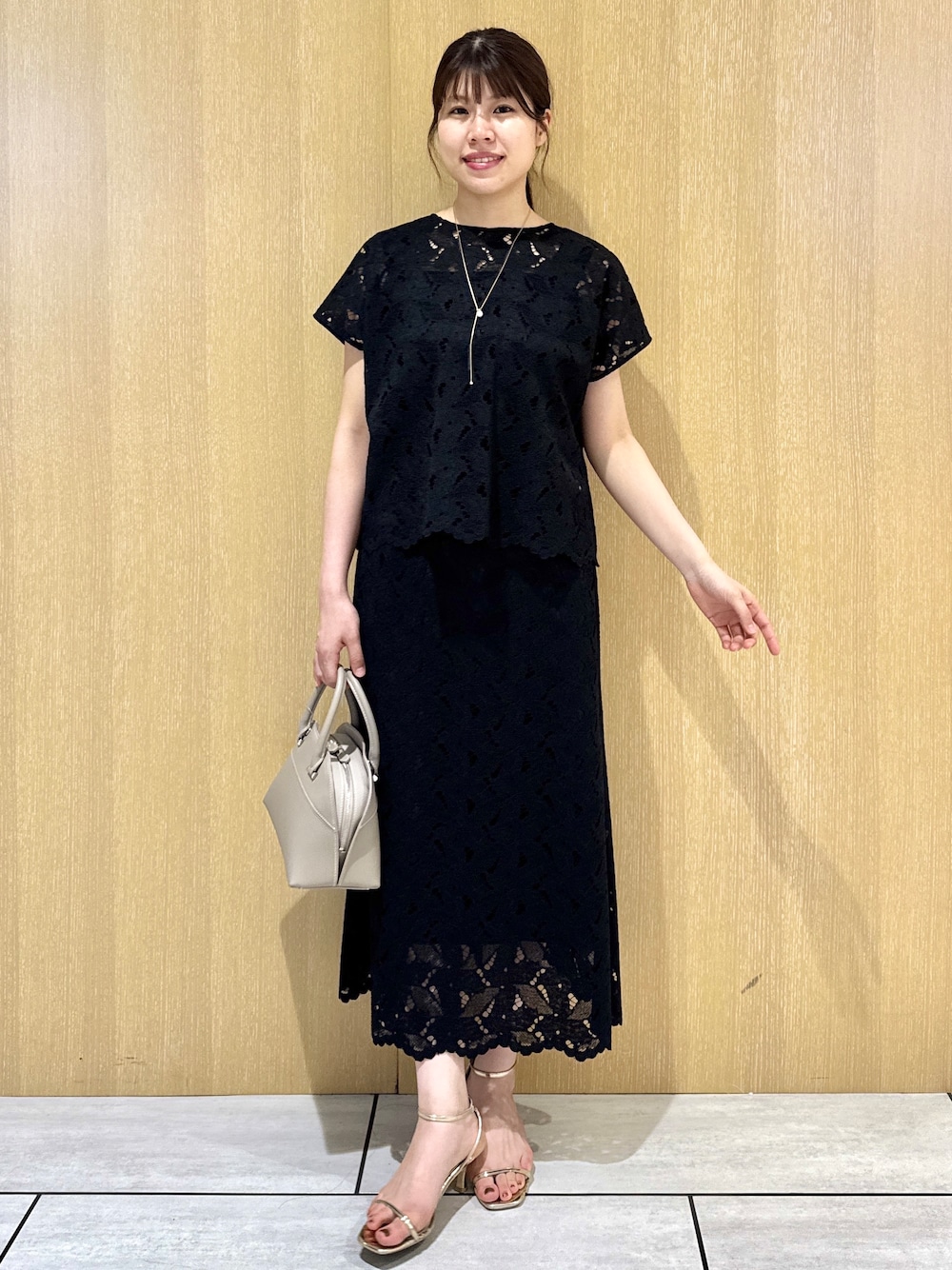 ブラック系のシャツ/ブラウス、グレー系のその他パンツ、ブラウン系のカーディガン/ボレロを着用したレディースの秋コーディネートの7枚目の写真