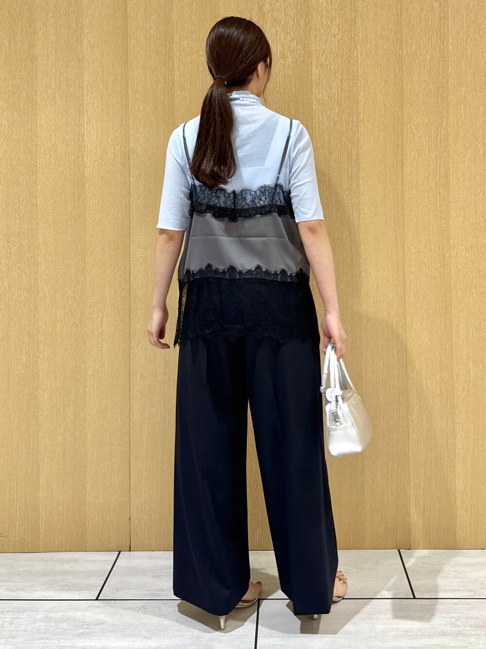 ブルー系のTシャツ/カットソー、ブラック系のその他パンツを着用したレディースの夏コーディネートの4枚目の写真