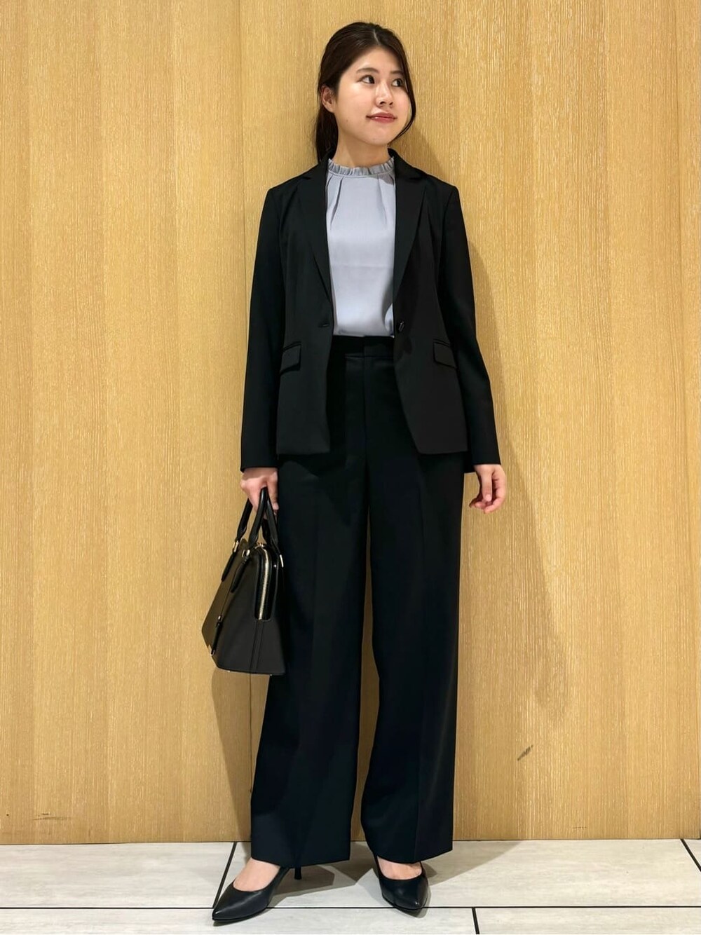 ブラック系のテーラードジャケット、ブラック系のその他パンツ、ブラック系のパンプスを着用したレディースの秋コーディネートの7枚目の写真
