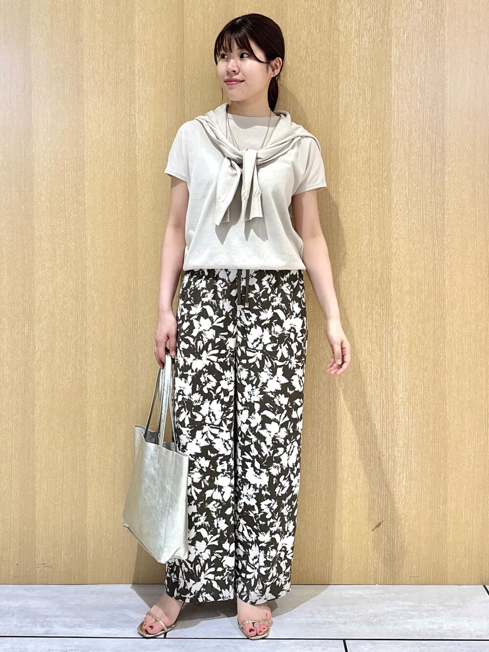 ベージュ系のカーディガン/ボレロ、ベージュ系のニット/セーター、グリーン系のその他パンツを着用したレディースの夏コーディネートの2枚目の写真