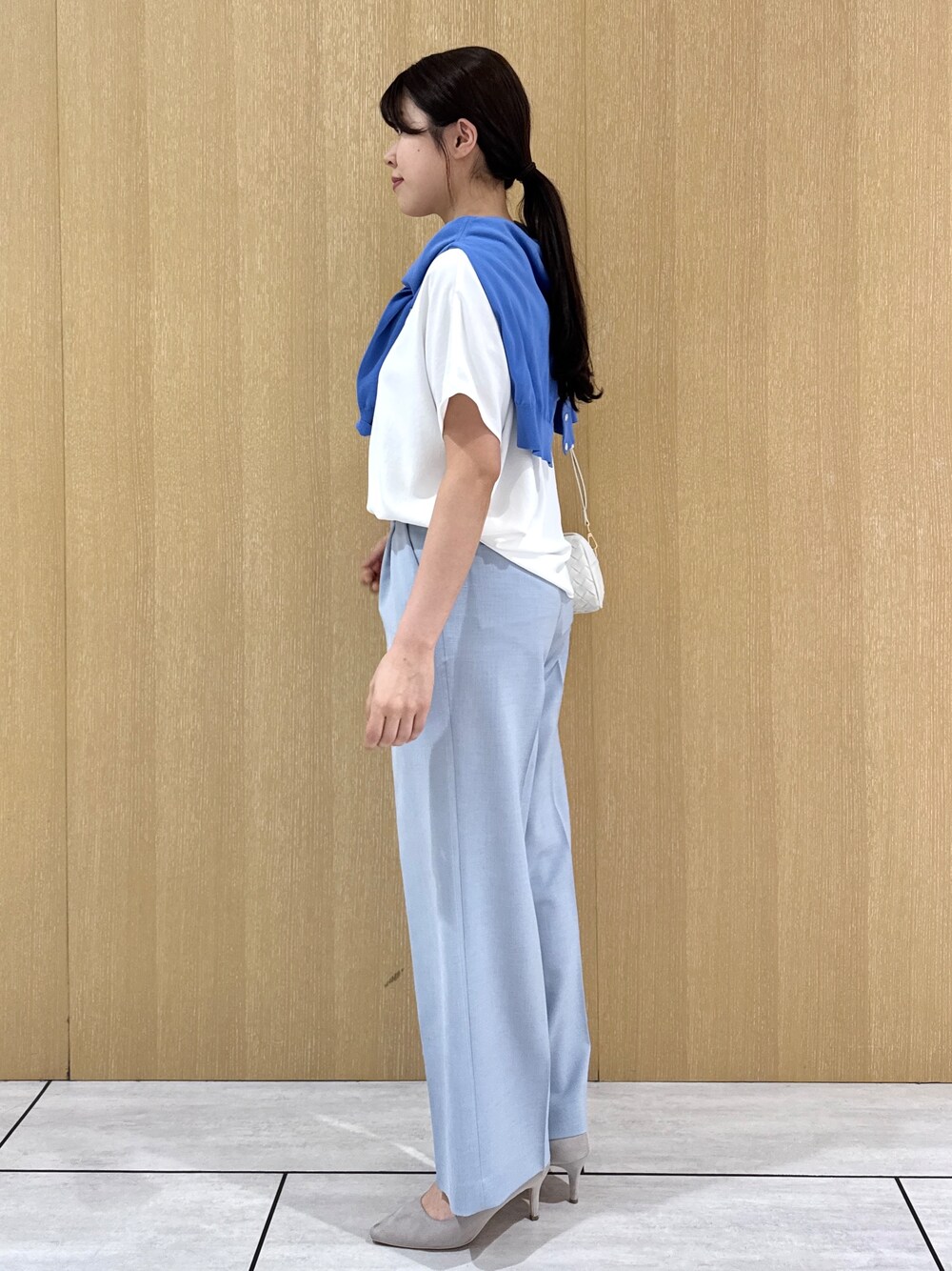 ブルー系のその他パンツ、ホワイト系のシャツ/ブラウス、ブルー系のカーディガン/ボレロを着用したレディースの春コーディネートの2枚目の写真