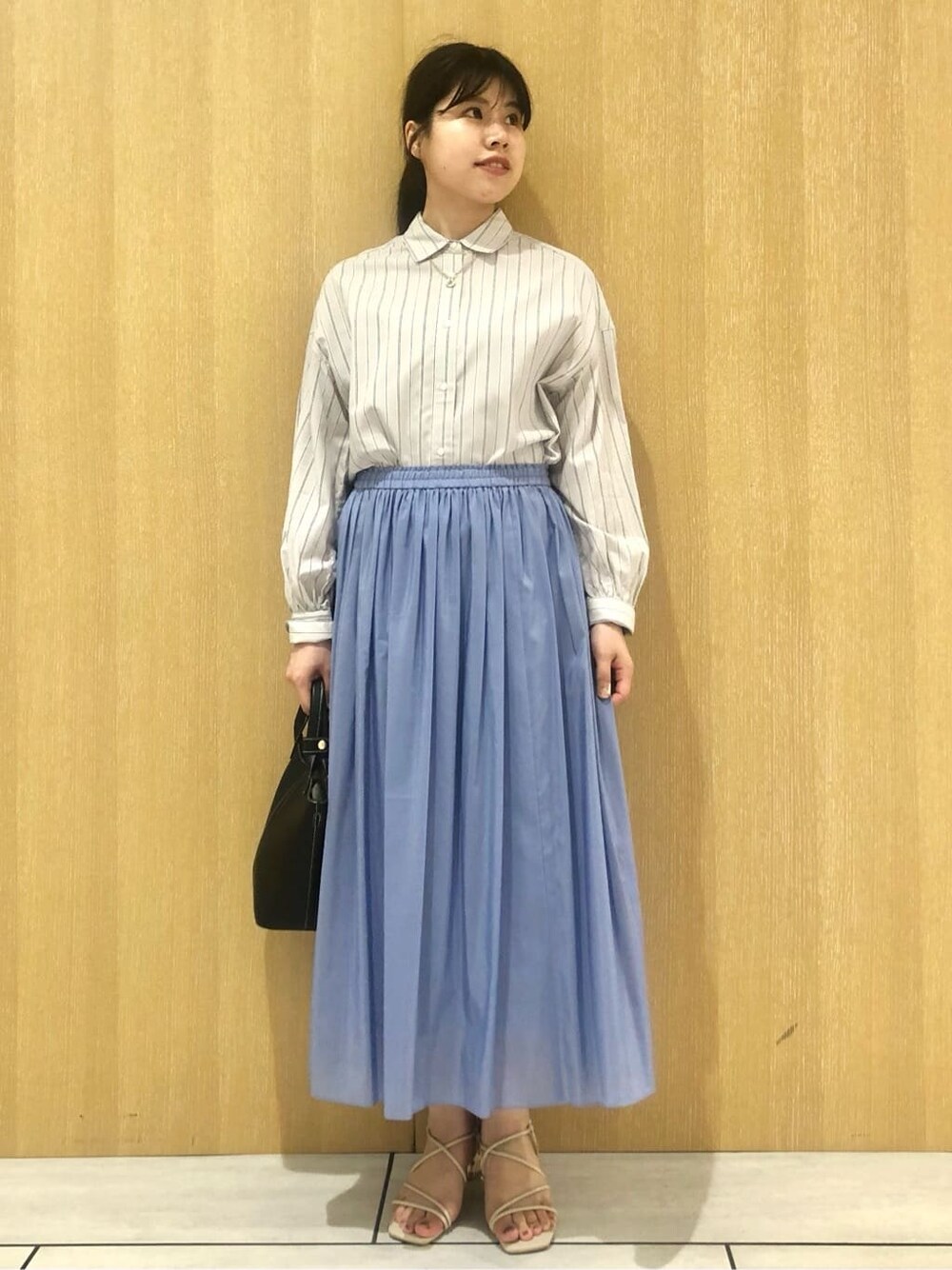 グレー系のシャツ/ブラウスを着用したレディースの夏コーディネートの2枚目の写真