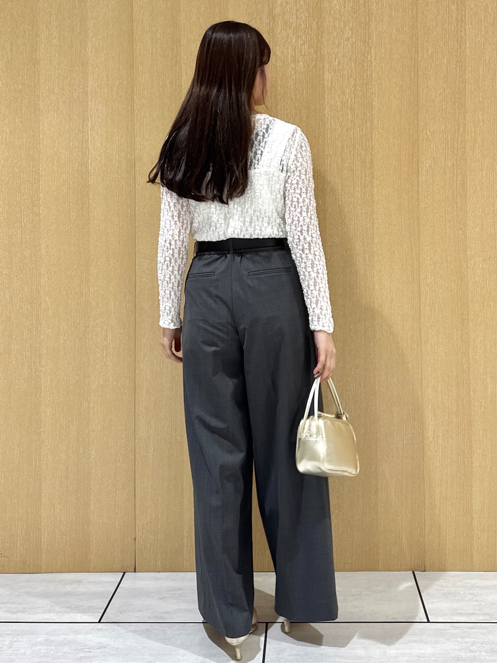 ホワイト系のTシャツ/カットソー、ホワイト系のタンクトップ、グレー系のその他パンツを着用したレディースの秋コーディネートの4枚目の写真