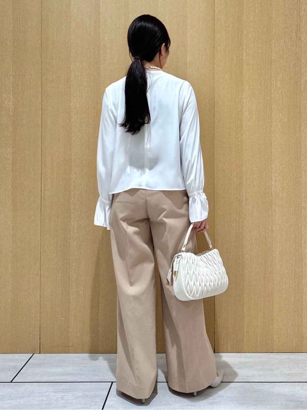 ホワイト系のシャツ/ブラウス、ベージュ系のその他パンツを着用したレディースの春コーディネートの4枚目の写真