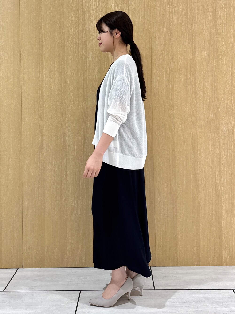 ホワイト系のカーディガン/ボレロ、ブルー系のシャツ/ブラウス、ブルー系のその他パンツを着用したレディースの夏コーディネートの7枚目の写真