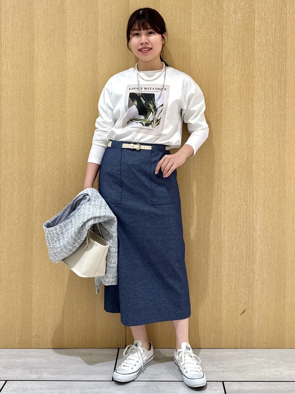 ホワイト系のTシャツ/カットソー、ブルー系のスカート、グレー系のブルゾンを着用したレディースの春コーディネートの7枚目の写真