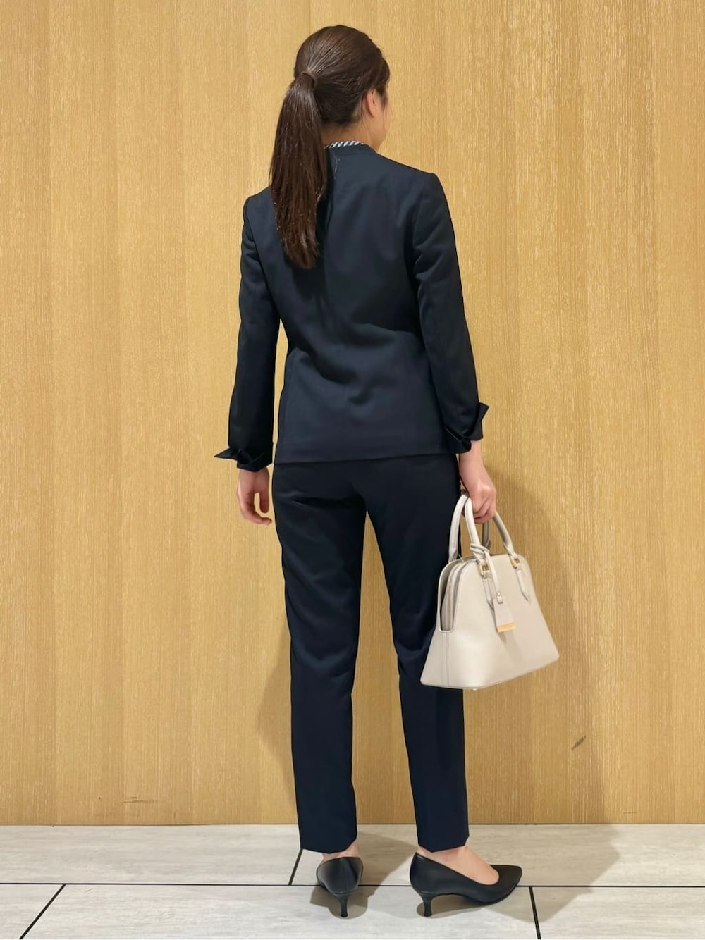 ブルー系のノーカラージャケット、ブルー系のその他パンツ、ブラック系のパンプスを着用したレディースの夏コーディネートの5枚目の写真