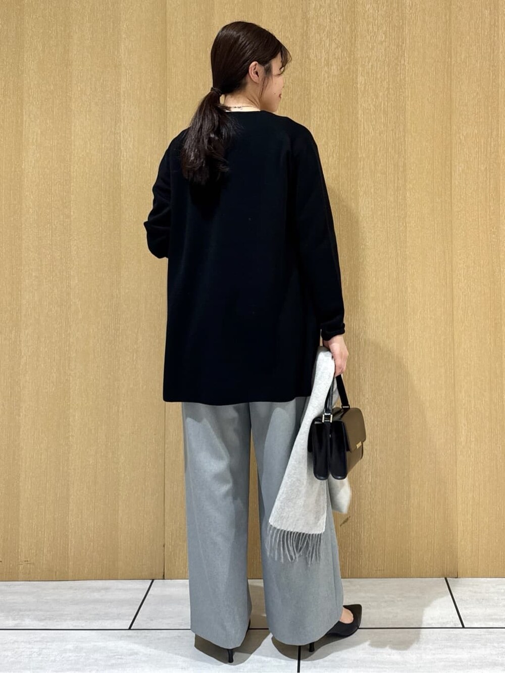 ブラック系のカーディガン/ボレロ、ブルー系のシャツ/ブラウス、グレー系のその他パンツを着用したレディースの冬コーディネートの3枚目の写真