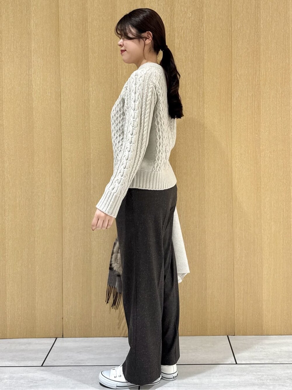 ベージュ系のニット/セーター、ブラウン系のその他パンツ、ベージュ系のチェスターコートを着用したレディースの冬コーディネートの2枚目の写真