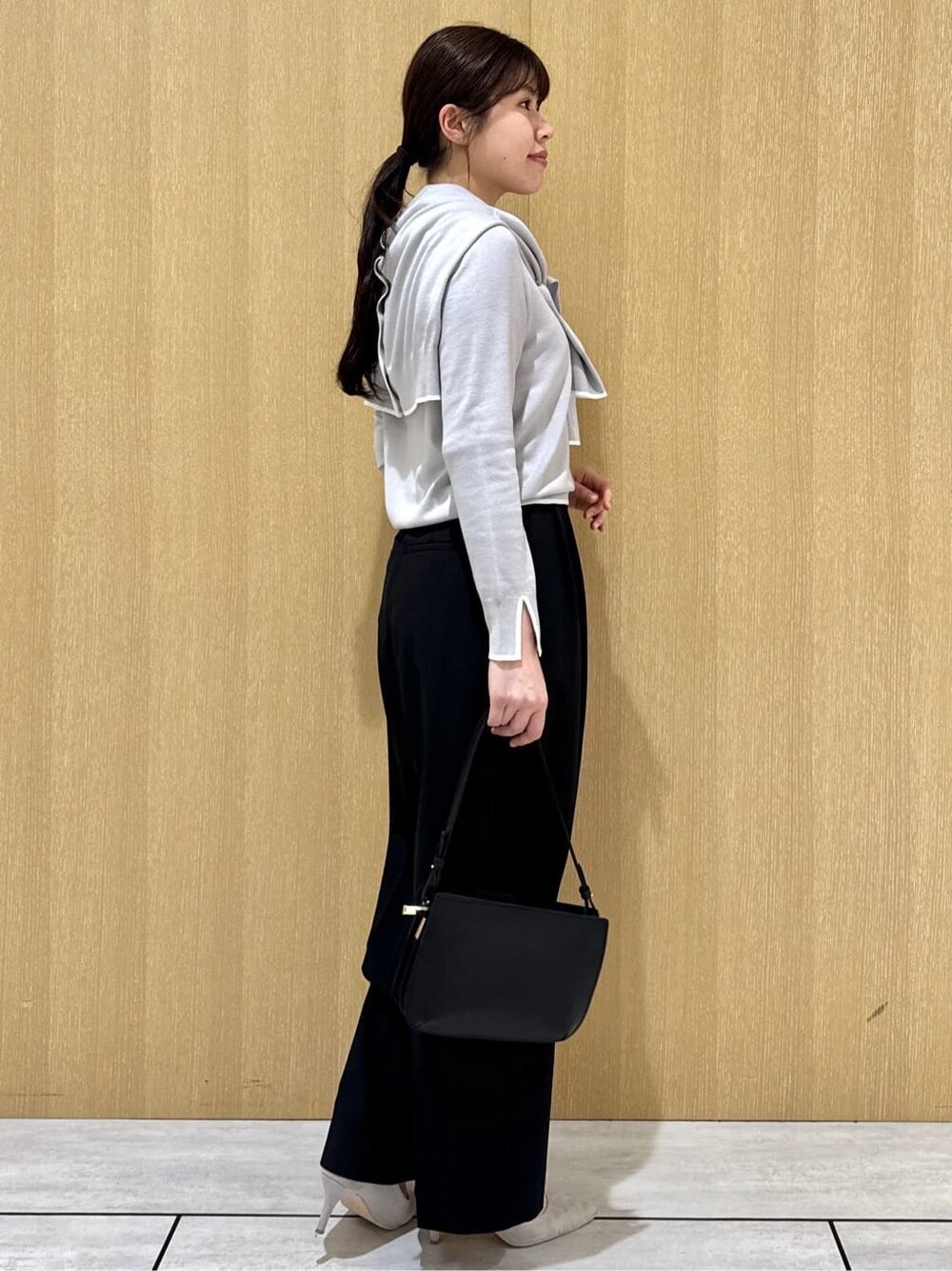 グレー系のカーディガン/ボレロ、グレー系のニット/セーター、ブラック系のその他パンツを着用したレディースの春コーディネートの4枚目の写真