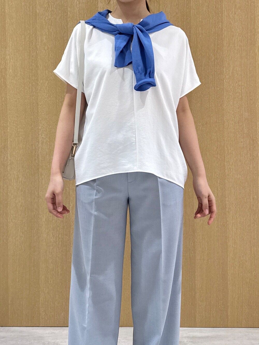 ブルー系のその他パンツ、ホワイト系のシャツ/ブラウス、ブルー系のカーディガン/ボレロを着用したレディースの春コーディネートの6枚目の写真