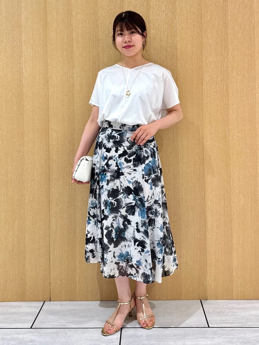 ホワイト系のTシャツ/カットソー、ブルー系のスカートを着用したレディースの秋コーディネートの7枚目の写真
