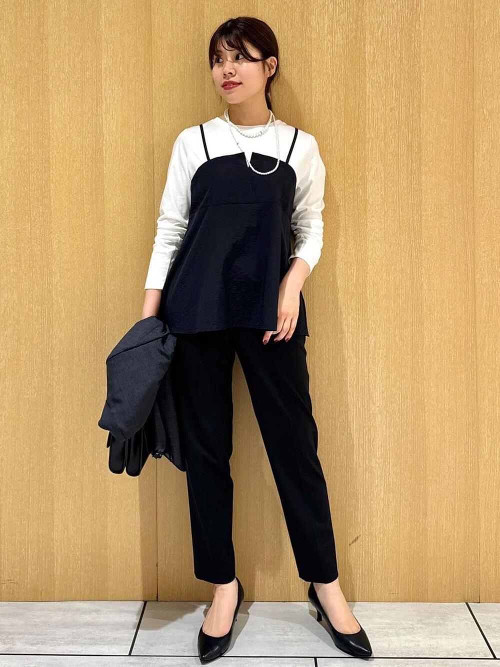 ブラック系のTシャツ/カットソー、ブラック系のその他パンツ、グレー系のテーラードジャケットを着用したレディースの冬コーディネートの9枚目の写真