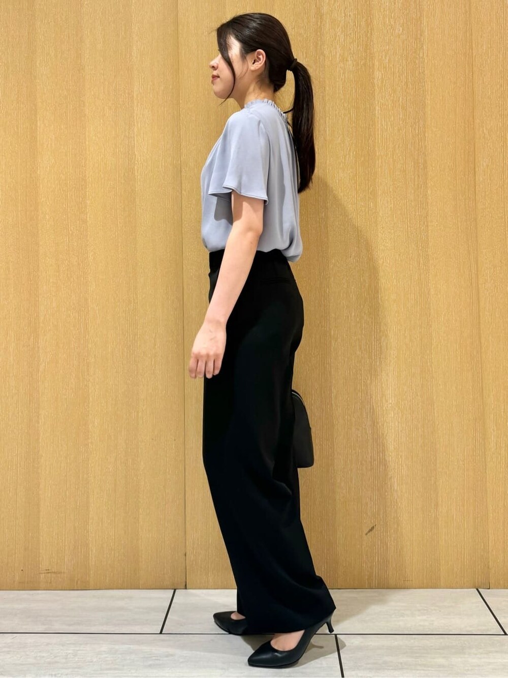 ブラック系のその他パンツ、ブラック系のパンプスを着用したレディースの夏コーディネートの4枚目の写真