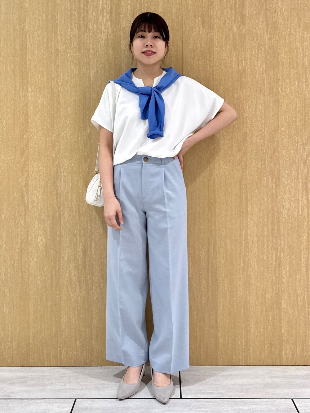 ブルー系のその他パンツ、ホワイト系のシャツ/ブラウス、ブルー系のカーディガン/ボレロを着用したレディースの春コーディネートの9枚目の写真