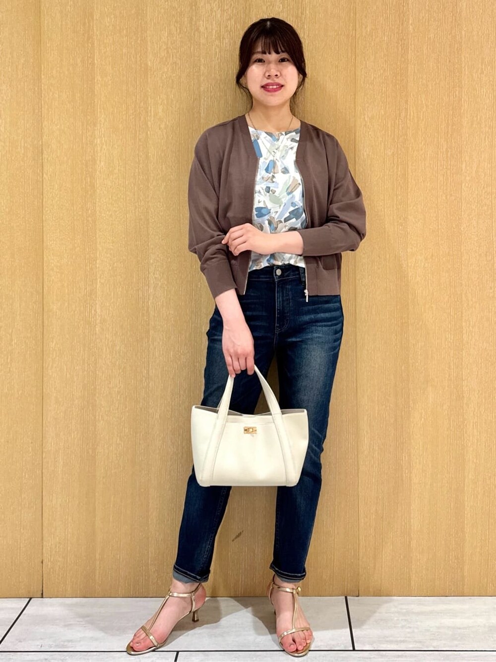 ブルー系のシャツ/ブラウス、ブルー系のデニムパンツ、ブラウン系のカーディガン/ボレロを着用したレディースの夏コーディネートの4枚目の写真