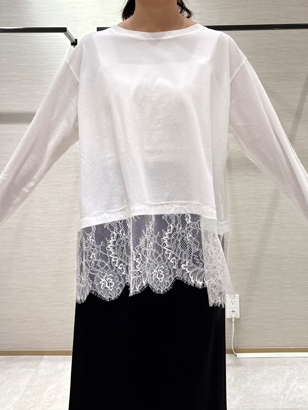 パープル系のカーディガン/ボレロ、ホワイト系のTシャツ/カットソー、ホワイト系のタンクトップを着用したレディースの秋コーディネートの7枚目の写真
