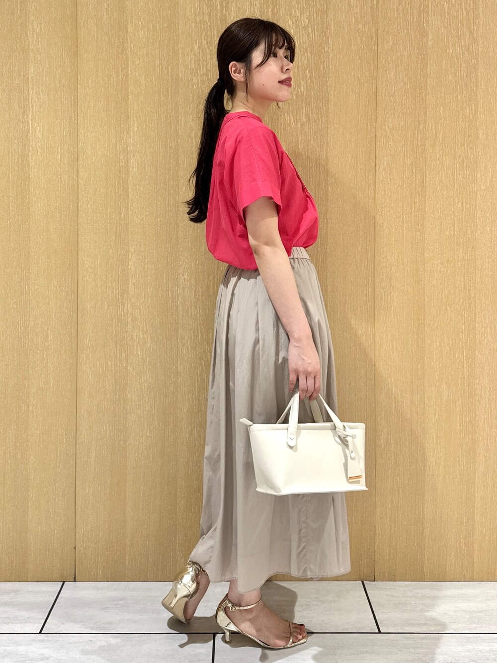 ホワイト系のトートバッグ、ベージュ系のスカート、ピンク系のシャツ/ブラウスを着用したレディースの春コーディネートの5枚目の写真