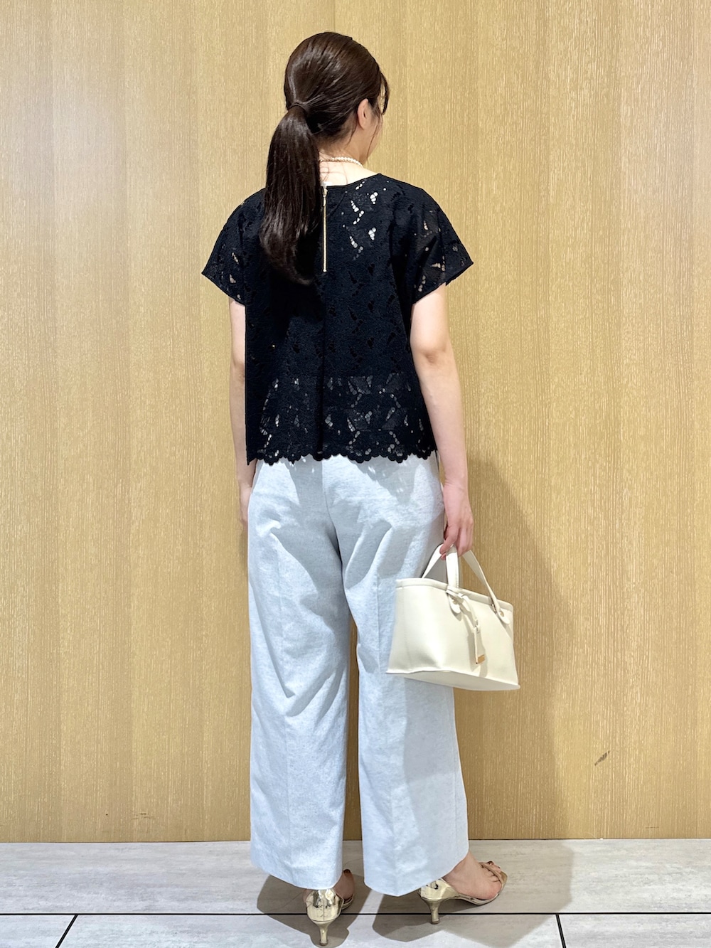ブラック系のシャツ/ブラウス、グレー系のその他パンツ、ブラウン系のカーディガン/ボレロを着用したレディースの秋コーディネートの5枚目の写真