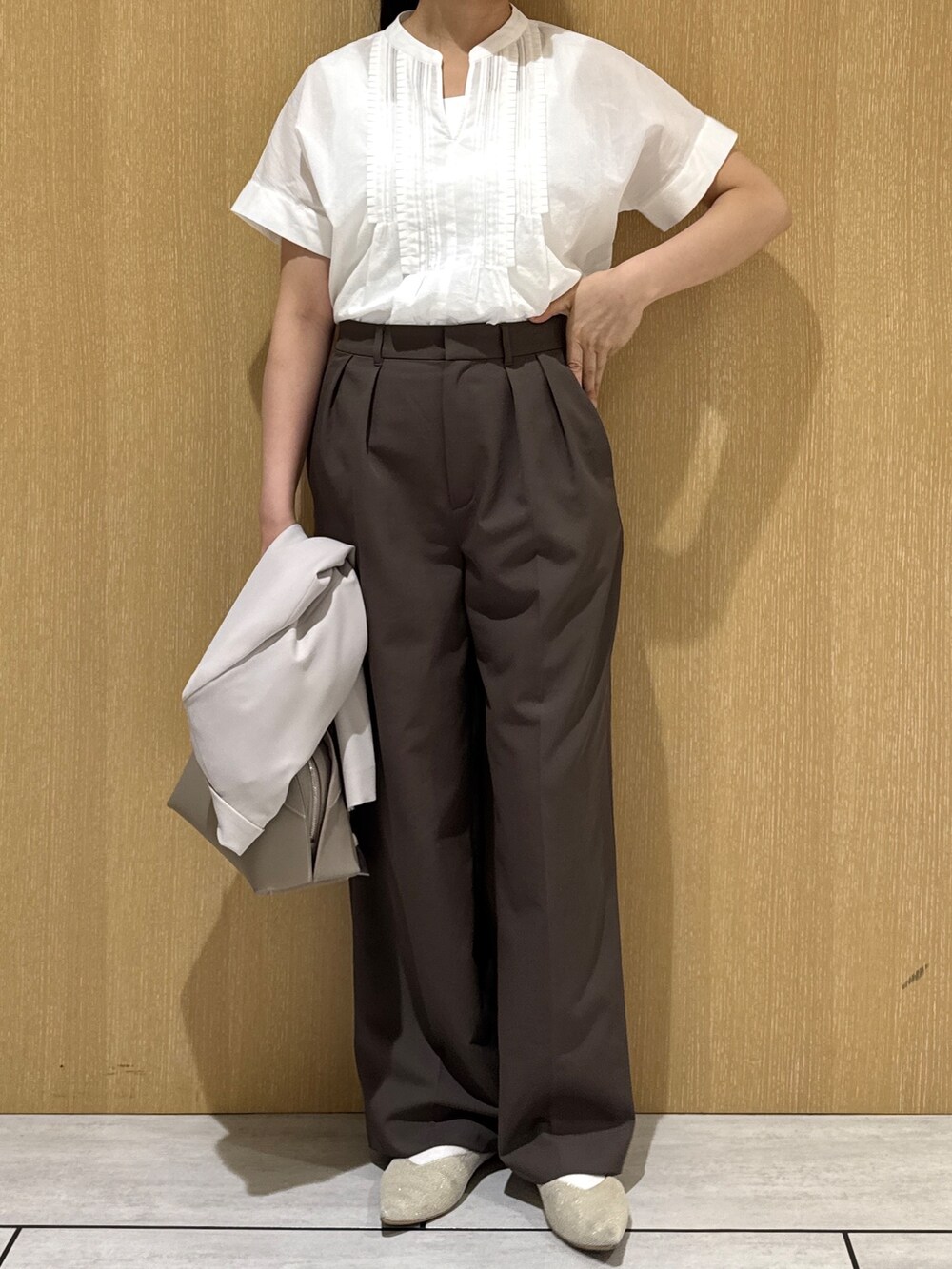 ベージュ系のテーラードジャケット、ブルー系のその他パンツ、グリーン系のその他パンツを着用したレディースの春コーディネートの5枚目の写真