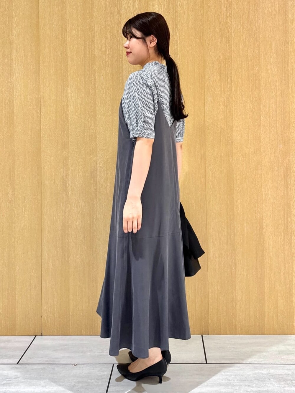 ブルー系のシャツ/ブラウス、グレー系のワンピース、ブラック系のノーカラージャケットを着用したレディースの夏コーディネートの3枚目の写真