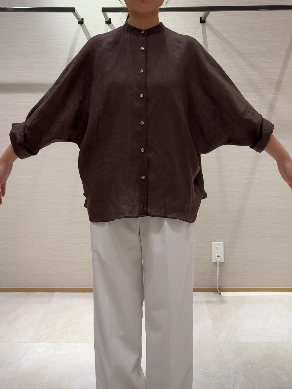 ホワイト系のその他パンツを着用したレディースの春コーディネートの9枚目の写真
