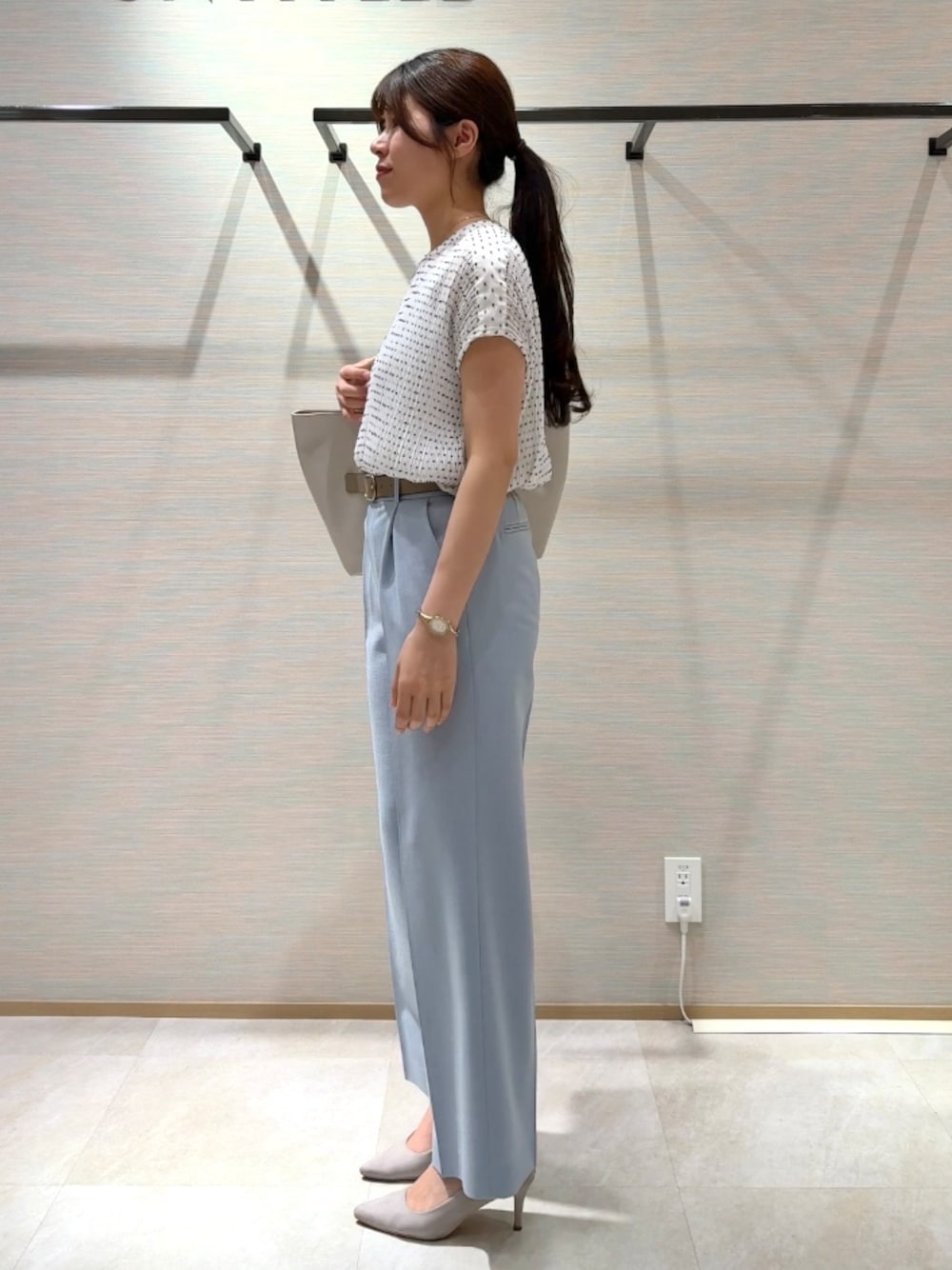 ホワイト系のシャツ/ブラウス、ブルー系のその他パンツ、ホワイト系のタンクトップを着用したレディースの秋コーディネートの2枚目の写真