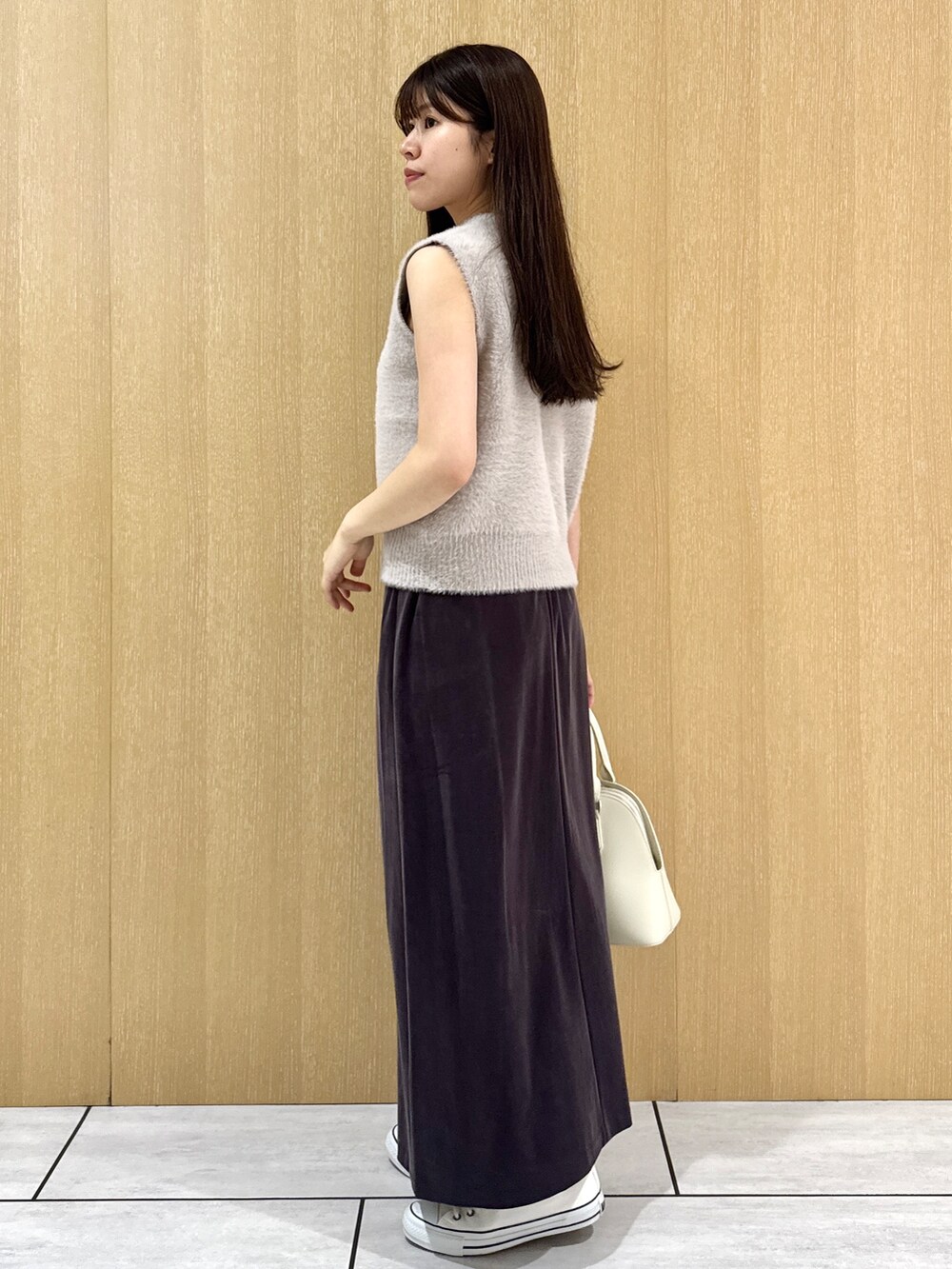 ベージュ系のカーディガン/ボレロ、ホワイト系のTシャツ/カットソー、ブラウン系のスカートを着用したレディースの秋コーディネートの3枚目の写真